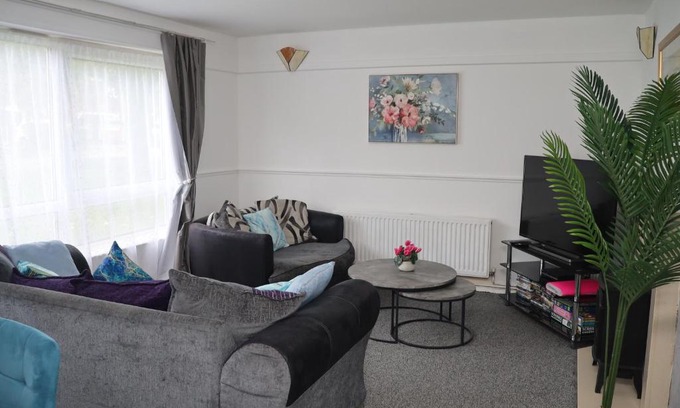 Stafford Apartment | Superb 3 Bedroom flat in Stafford
