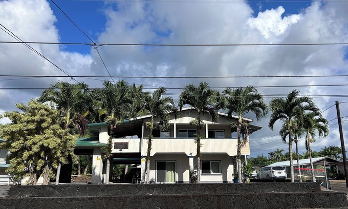 Hilo House | Superb 5-bedroom house in charming Hilo. Near mall, restaurants, and beaches.
