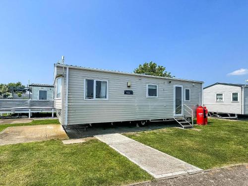 Clacton-on-Sea Ski Chalet | Superb 6 Berth Caravan At St Osyth Beach, Near Clacton-On-Sea Ref 28008Mc