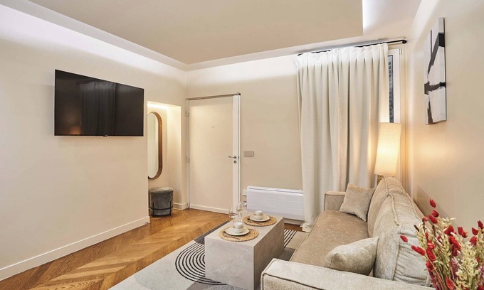 Faubourg-du-Roule Apartment | Superb Air-conditioned Flat on the Champs Elysees