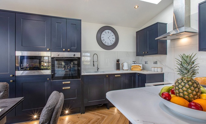 Laceby Cabin | Superb bespoke lodge with three bedrooms sleeping up to six people.