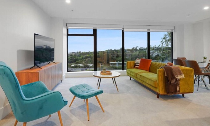 Grafton Apartment | Superb Central City Apt | Sea- Park-Street Views