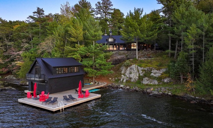 Minett Cottage | Superb Family Cottage on Lake Joe! Stunning Forever Sunsets! Tennis Court! Gym!