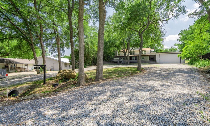 Pottsboro House | Superb Lake Texoma Home, 4 beds, 2.5 Baths, Hot Tub,1.5 miles to Highport Marina