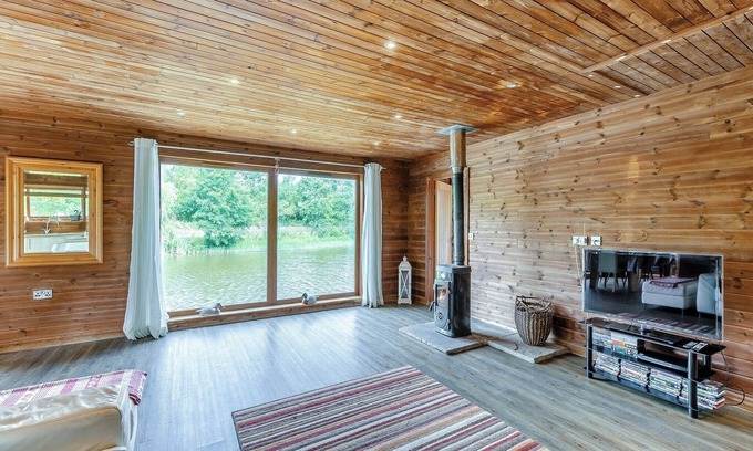 Menai Bridge Ski Chalet | Superb lodge perched on the lake, perfect for romantic breaks.