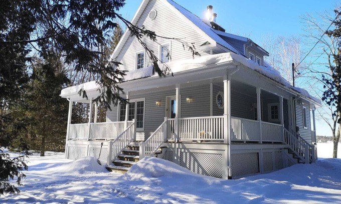 Mont-Tremblant Cottage | Superbe Cottage on the lake, surrounded by trees and mountains.