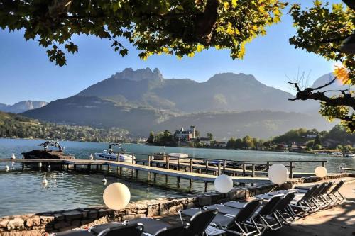 Duingt Apartment | Superbe Duplex les pieds dans l'eau Vue Lac et Château avec Plage et parking Privés