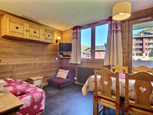 Belle Plagne Apartment | Superbe studio-cabine pour 4 sur les pistes, balcon, casier à skis adjacent, parking - FR-1-455-141