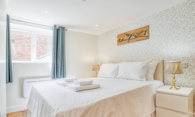 Lincoln Apartment | Superior 2 Bedroom in Central Lincoln En-suite Shower King Size Beds Free Toiletries and Wifi