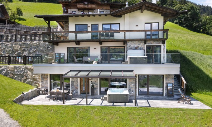 Emberg Ski Chalet | Superior Chalet Berggold - SKI in/SKI out, Sauna-Jacuzzi - by "wachterhof"