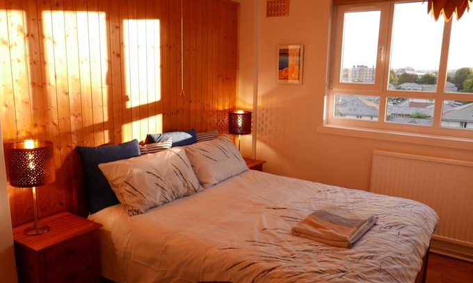 Woodberry Down Bed & Breakfast | Superior double room with view over north London