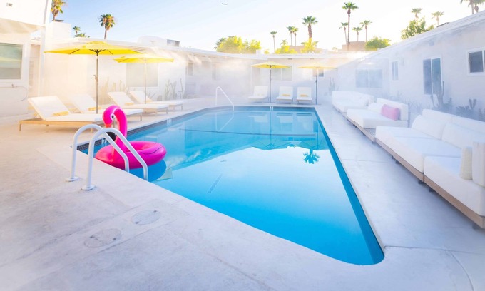 Uptown Design District Apartment | Superior Room, 1 King Bed With Sofa Bed, Kitchen, Pool View