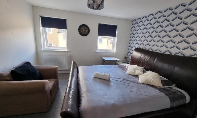 Camborne House | Superking Bedroom Close To The A30 Camborne