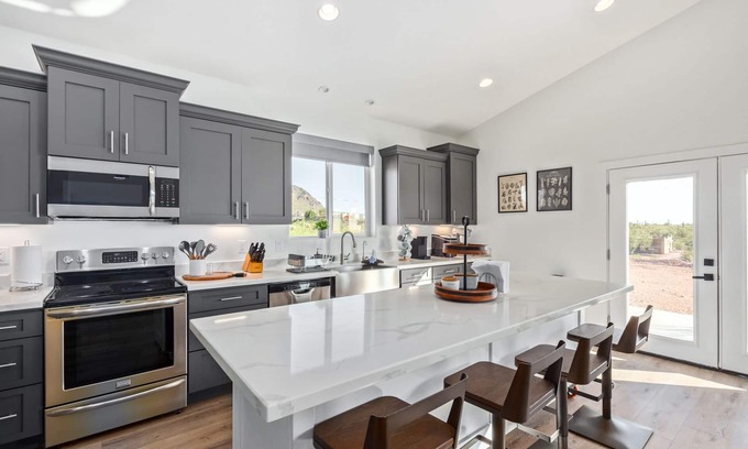Apache Junction House | Superstition Mountains Modern Getaway