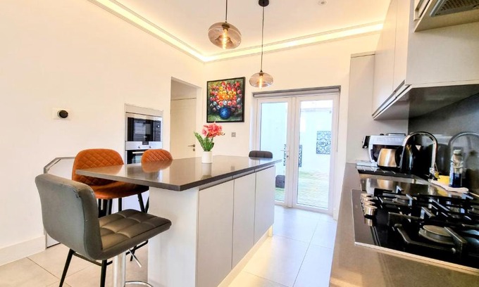 Berrylands House | Surbiton Luxury Garden House 19