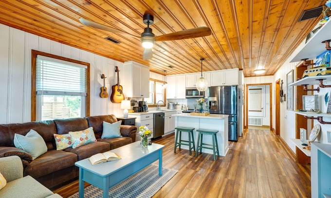 Surf City Cottage | Surf City Vacation Rental w/Hot Tub!