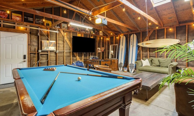 Alamitos Beach House | Surfer's Dreams:5min Drive to Beach with PoolTable