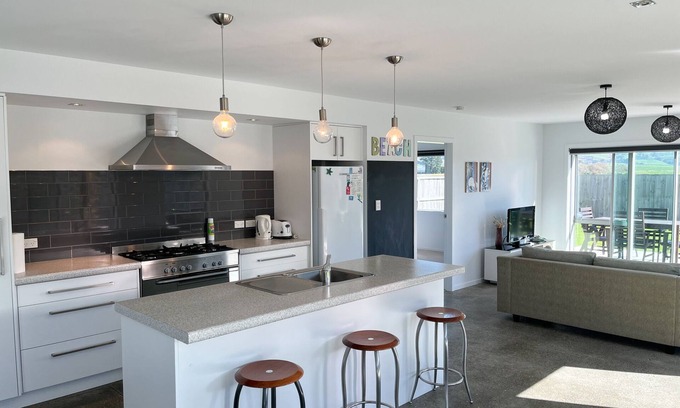 Waihi Beach Cottage | Surfers Retreat - Waihi Holiday Home