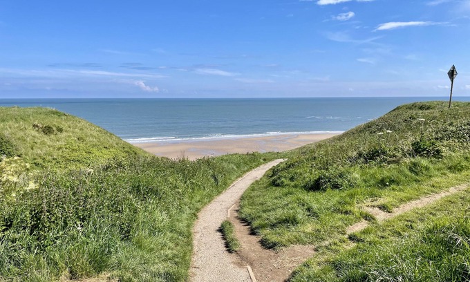 Cayton Villa | Surfers Retreat with Incredible Sea Views and 2 minute walk to the beach
