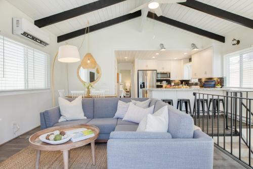 West Newport Apartment | Surfrider II by AvantStay Walk to the Beach Balcony