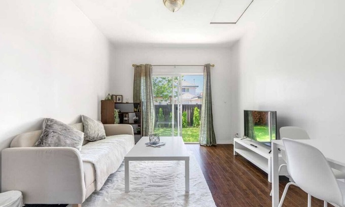 Fleetwood House | Surrey 2-Bedroom Retreat near Local Attractions
