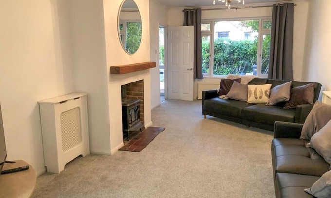Runnymede Apartment | Surrey - Private House with Garden & Parking 12