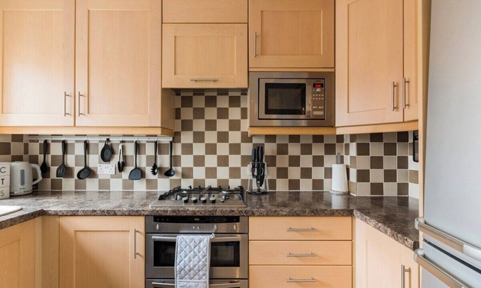 Redhill House | Surrey Stays- Sleeps 5, 2 spaces, RH1, near LGW