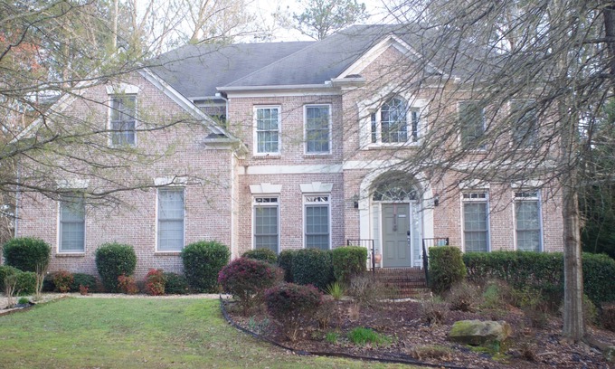 Fairburn House | Surrounded by five lakes, walking trails, hiking, volleyball and a playground!
