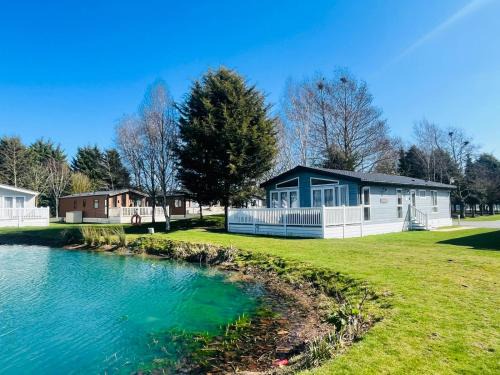 Allerthorpe Cabin | Sutton Lodge with Hot Tub