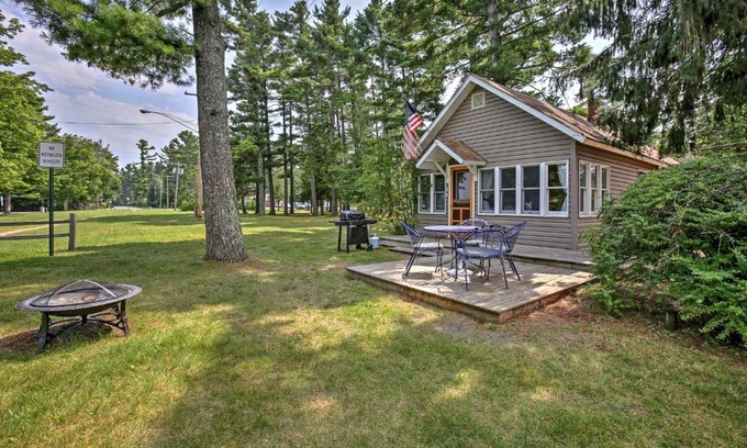 Suttons Bay House | Suttons Bay Bayview Cottage with Deck and Gas Grill!