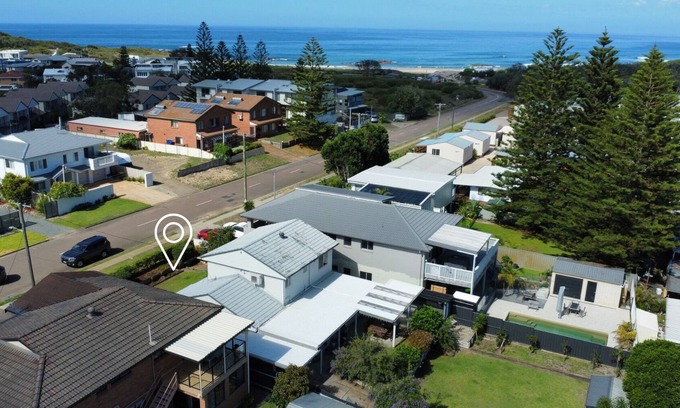 Anna Bay House | Suzie Q - Large Family Beach House - 150m to beach