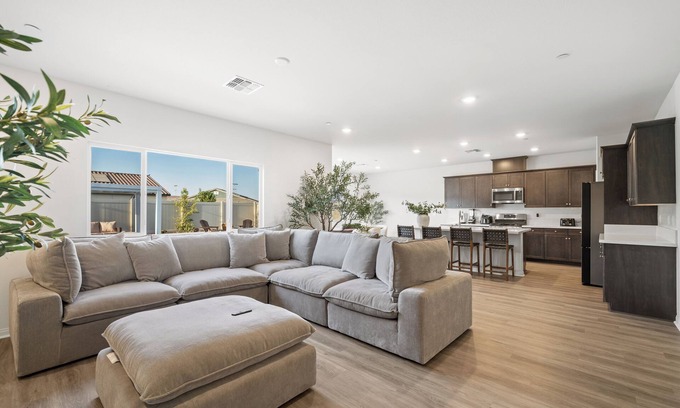 Pumpkin Center House | SW Bakersfield -New House! LUXE, New furniture & appliances