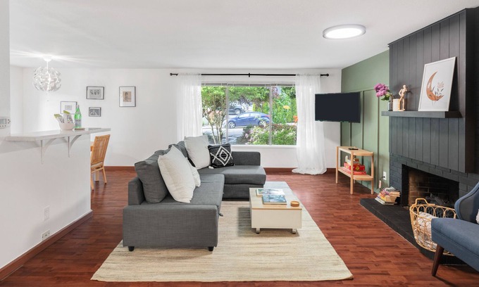 Cedar Hills House | SW Portland Retreat, Full amenities, kitchen + W/D
