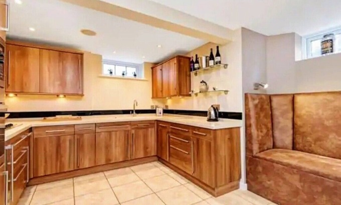 Wimbledon Park House | SW19 Rate frm £350pn Min stay applies professional holiday let T&C’s apply