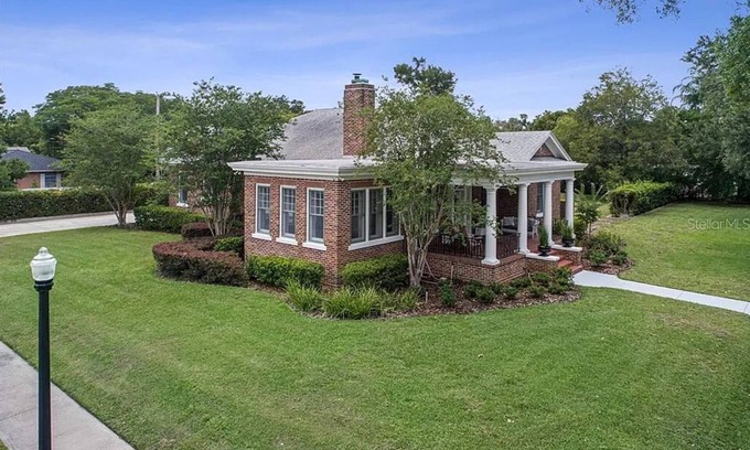 Lakeland House | Swan City Stay! Home near FSC Lake Hollingsworth, Downtown- walk everywhere!