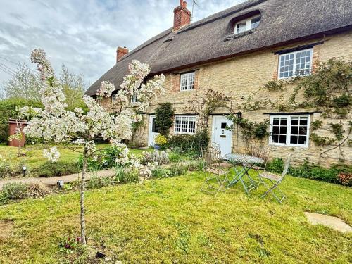Kidlington House | Swan Cottage, 5-Bedroom, Canal View, River, Private gardens, Free Parking's, WiFi, Oxford