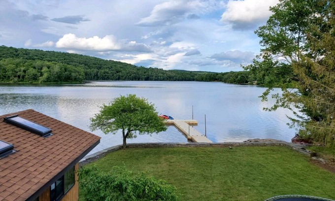 Swan Lake House | Swan Lake paradise with amenities galore
