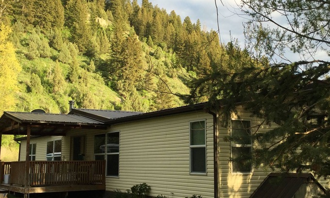 Irwin House | Swan Valley Palisades Creek Retreat. Enjoy the creek right out your front door!