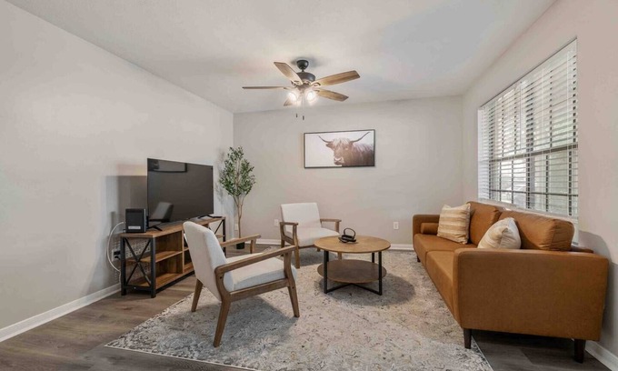 Southwood Valley Apartment | Swanky AgPad - less than 10 min to Kyle field