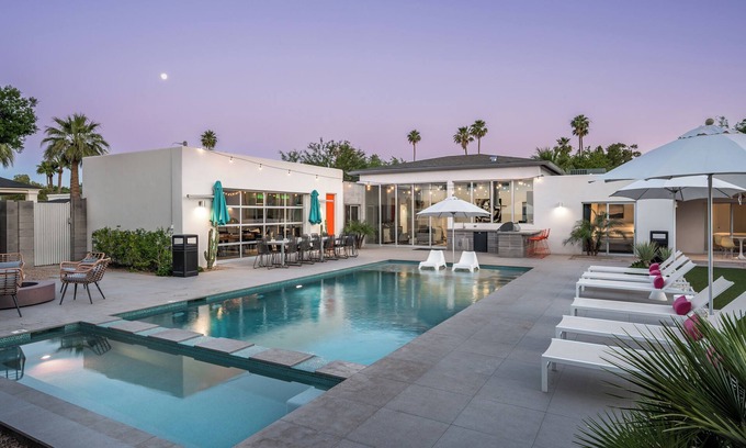 Fashion Square House | Swanky & Stylish Old Town Luxe Retreat