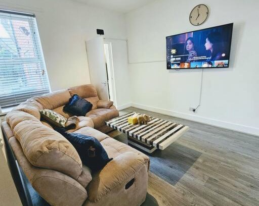 Walsall House | SwankyHome 4 Groups Walsall Near M6