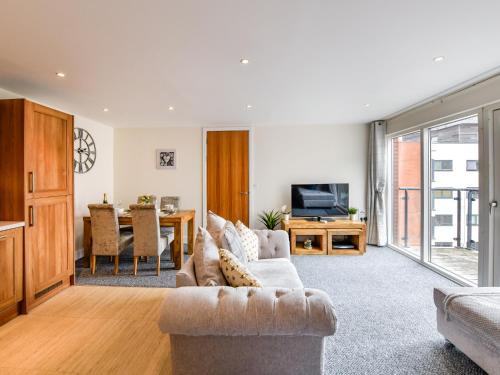 Castle Apartment | Swansea Marina - Sleeps 4 - Underground parking