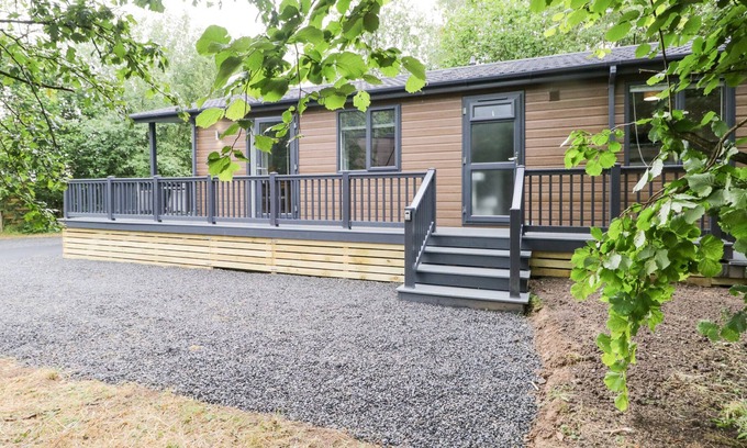 Allithwaite Cabin | SWARDALE, pet friendly, with hot tub in Cartmel