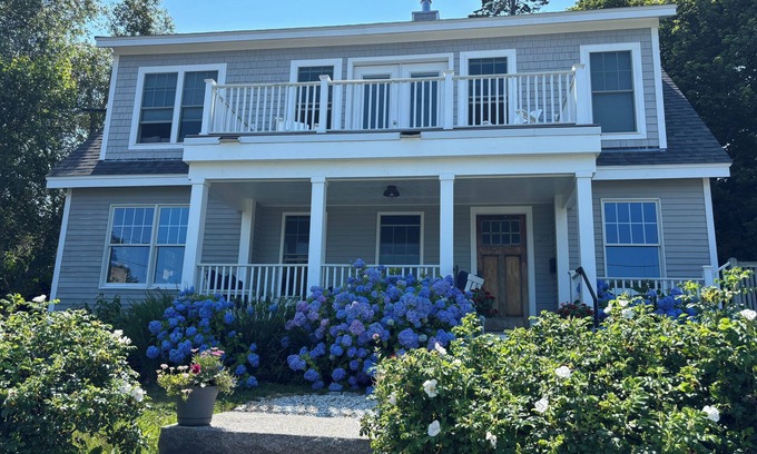 Loveitts Field Cottage | Sweeping Ocean Views in Cape Elizabeth Maine