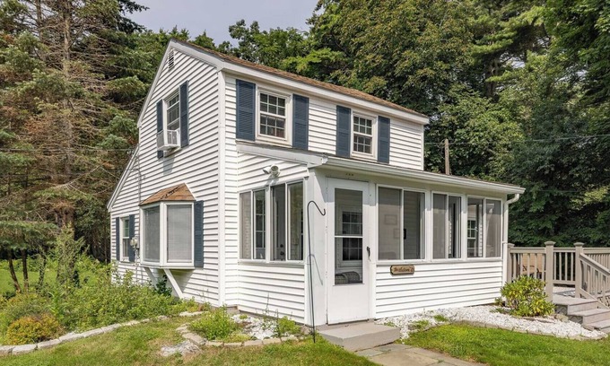 Rye Cottage | Sweet beach cottage with a short walk to the ocean!