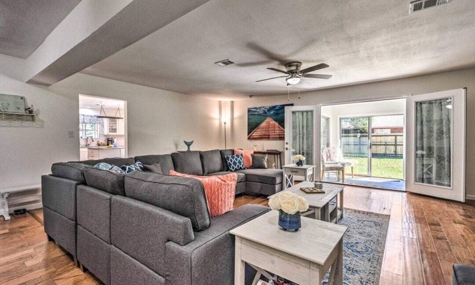 Fort Walton Beach House | Sweet Beach Serenity for Families-8 mins from beach! With Pool!