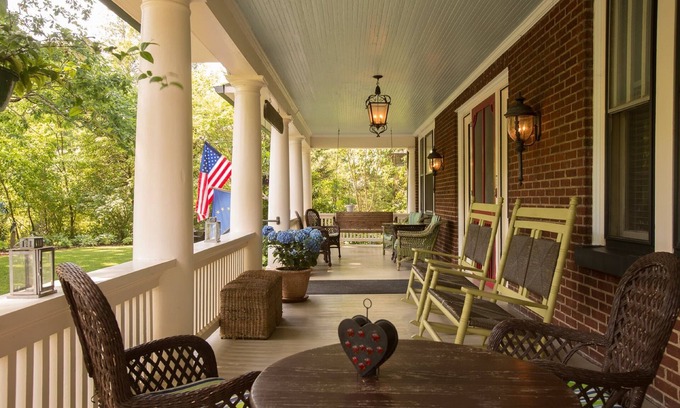 Kenilworth Bed & Breakfast | Sweet Biscuit Inn