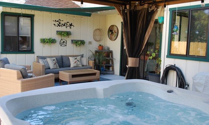 Redding House | Sweet & Cozy, Bird Themed Nest, w/Hot Tub & Fire Pit. 9 min to Turtle Bay