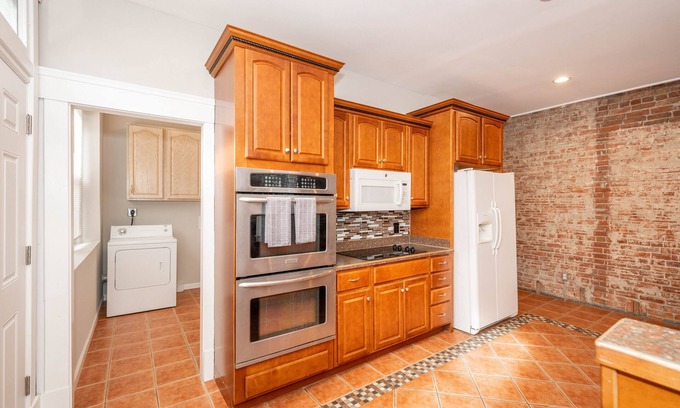 St. Bernard House | Sweet Escape – Historic Northern Cinci Home for 10! Just 10 Min to Downtown
