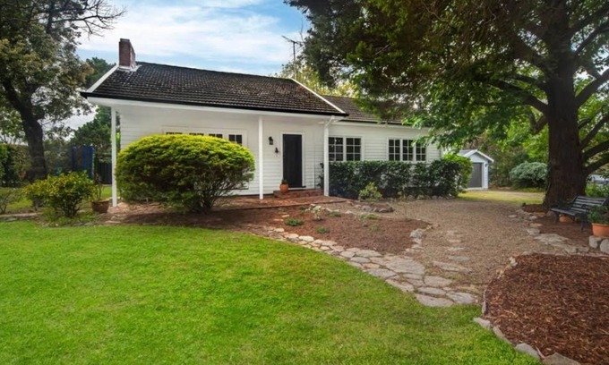 Bomaderry House | Sweet Gum Cottage - Unique Charm & Expansive Backyard!